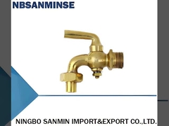 銅製のバルブとプラグ
