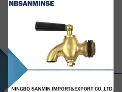 銅製のバルブとプラグ